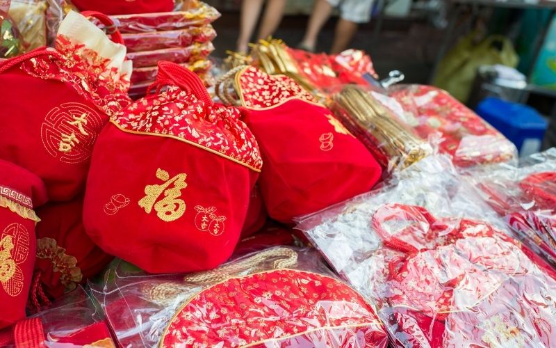 Cuál es el significado de la cinta roja y por qué deberías llevar una,  según el Feng Shui