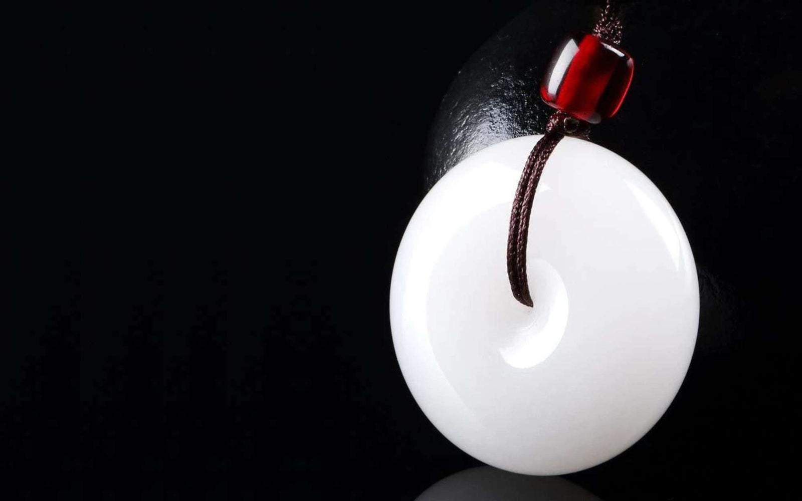 White Jade: Meaning, Benefits, and Healing Properties