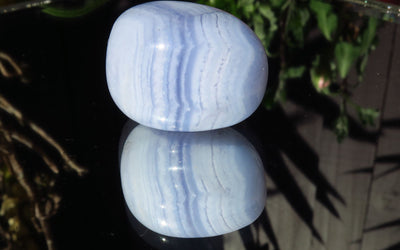 Blue Agate: Meaning, Properties, & Benefits - Ultimate Guide