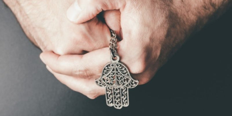 What is the Hamsa Hand: The Spiritual Meaning of This Jewelry