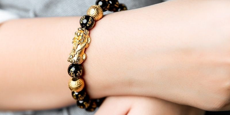 How to Wear Your Black Obsidian Bracelet to Attract Wealth and Protection