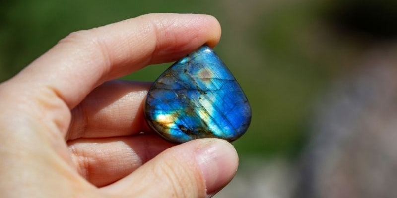 labradorite stone meaning, benefits, uses