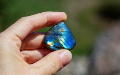 Pietra labradorite: significato, vantaggi e usi