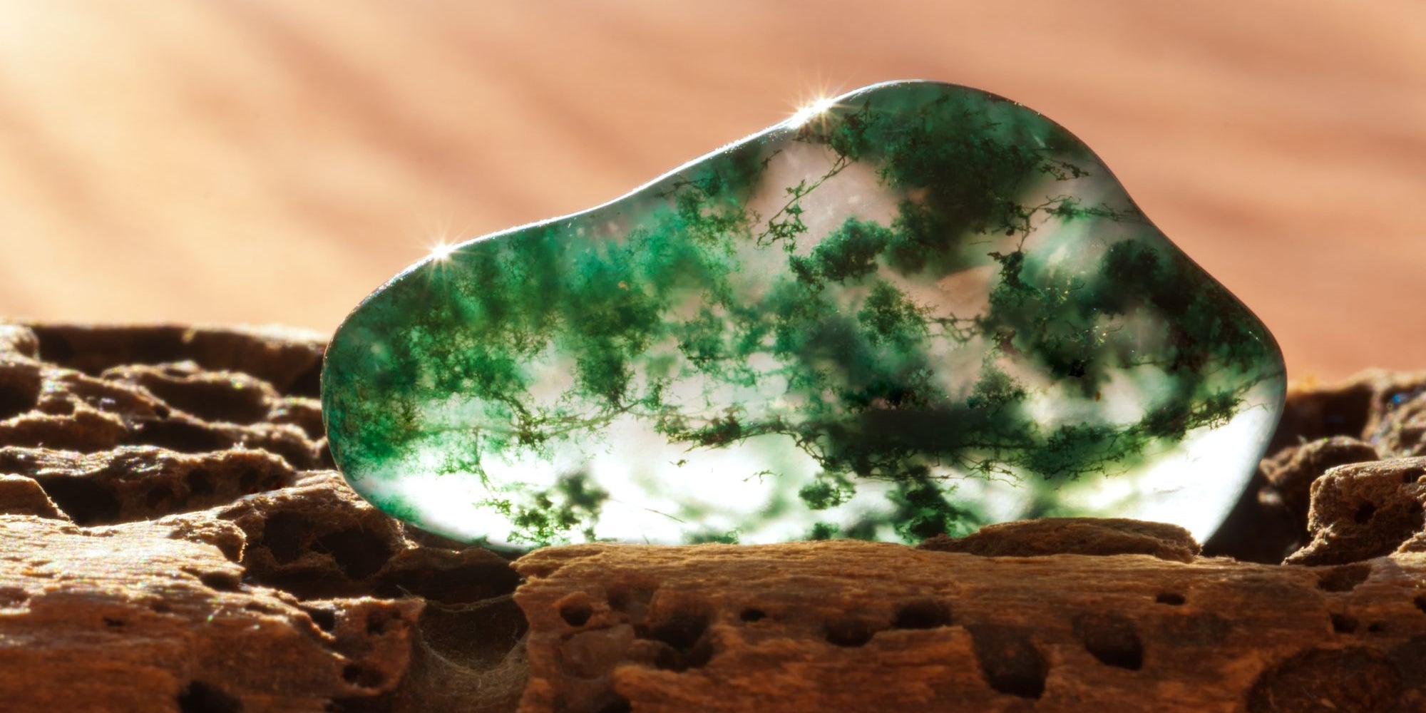 Moss Agate: Meaning, Benefits, and Healing Properties of This Crystal