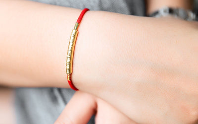 Quale mano indossare un braccialetto buddista: polso sinistro o destro?