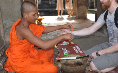 Perché i monaci regalano braccialetti? Significato del braccialetto del monaco